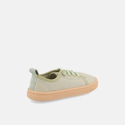 Ténis de criança verde claro com sola cor de mel em fundo branco