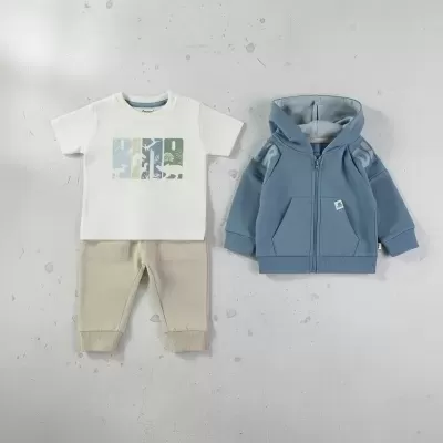 Conjunto de roupa de bebé com t-shirt branca estampada, calças bege e casaco azul com capuz