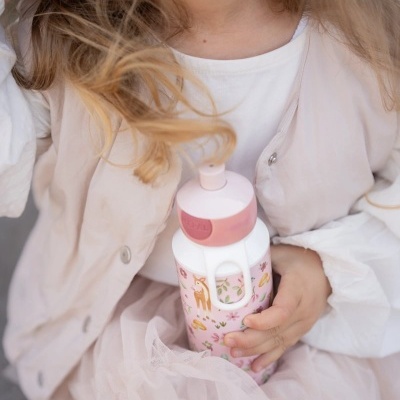 Garrafa infantil rosa claro com estampa de cervo e flores