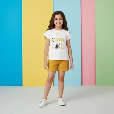 Menina com t-shirt branca e calções amarelos em fundo colorido