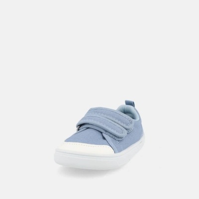 Sapatilha infantil azul com fecho de velcro e sola branca.