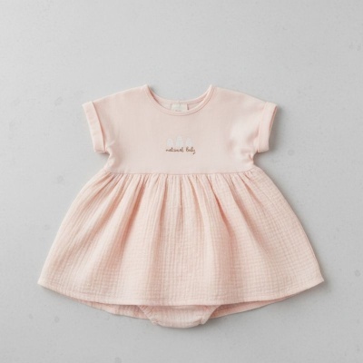 Vestido de bebé rosa claro com bordado natural baby