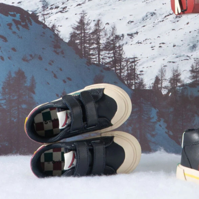 Sapatilhas infantis em pele preta com sola creme e fecho de velcro duplo