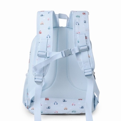 Mochila infantil azul claro com padrão de veículos e alças ajustáveis