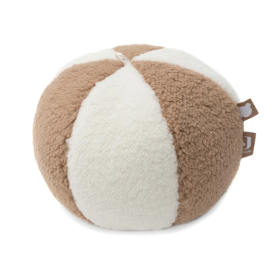 Almofada redonda felpuda bege e branco com etiquetas laterais