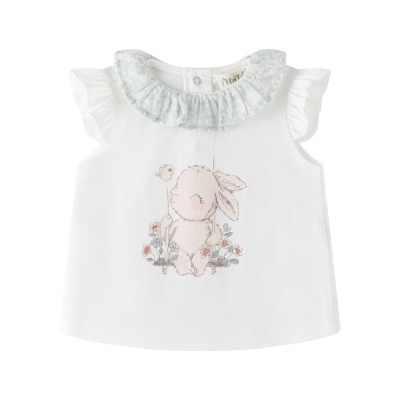 Blusa infantil branca com estampa de coelho e gola azul com padrão floral
