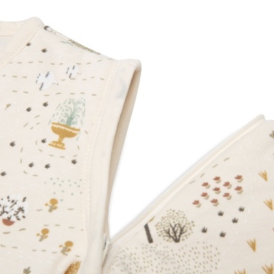 Vestido infantil estampado com árvores e flores