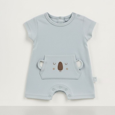 Macacão curto azul claro para bebê com bolso e rosto de urso estampado