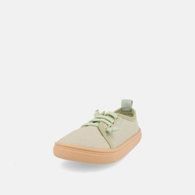 Tênis casual bege claro com atacadores verdes e sola bege alaranjada em fundo branco