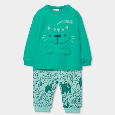 Conjunto de roupa infantil verde e azul com estampa de gato e padrão de animais.