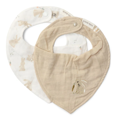 Dois babetes para bebé bege e branco com coelhos e fechos de pressão