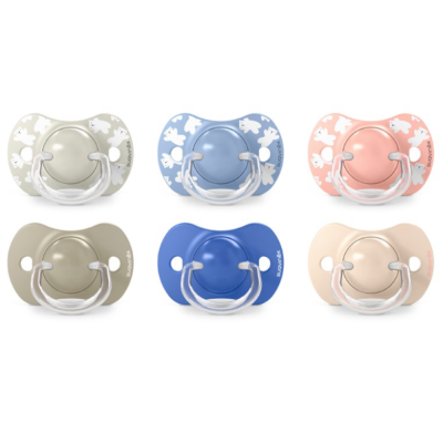 Seis chupetas Suavinex em várias cores e alguns com padrões de fantasmas brancos.
