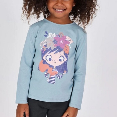 Camisola azul clara para criança com estampa colorida frontal e calças pretas