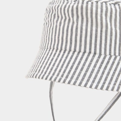 Chapéu tipo pescador riscas verticais brancas e azuis com fita para amarrar