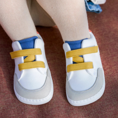 Sapatilhas infantis brancas com fecho em velcro amarelo