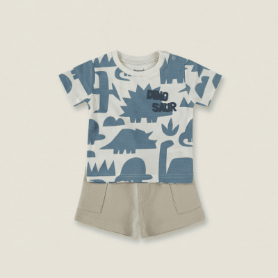 Conjunto de roupa de bebé com t-shirt branca com estampado azul de dinossauros e calções bege.