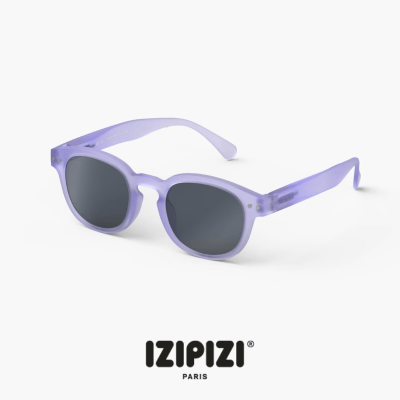 Óculos de sol lilás translúcido com lentes escuras sobre fundo branco com logo IZIPIZI PARIS
