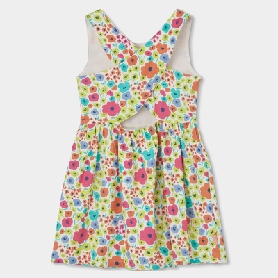 Vestido infantil com padrão floral colorido e alças cruzadas nas costas