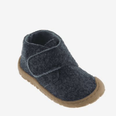 Pantufa botim cinza com sola castanha e fecho de velcro