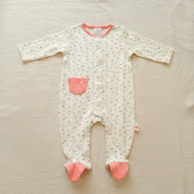 Macacão de bebé bege com bolinhas cor-de-rosa e castanhas, gola, bolso e pés cor-de-rosa