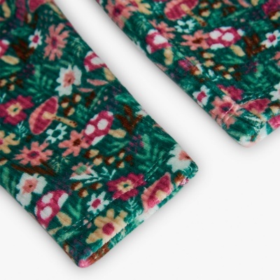 Tecido floral colorido com costuras visíveis nas extremidades