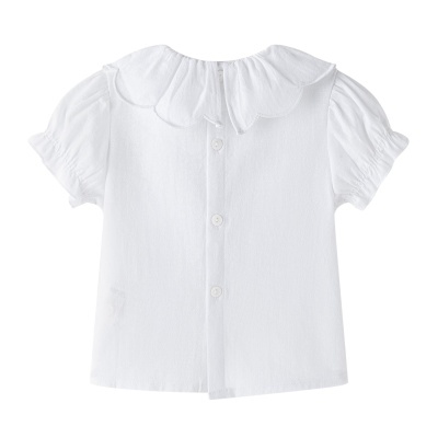 Blusa branca com botões e gola em pétalas