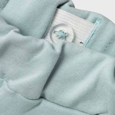 Roupa azul claro com botão e elástico branco