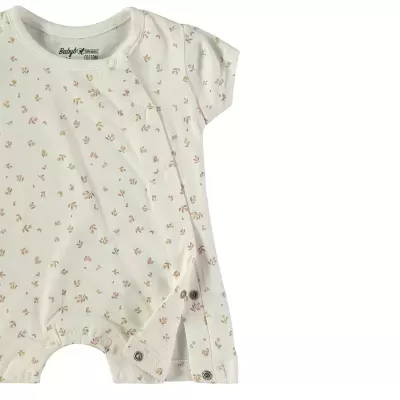 Macacão de bebé bege com flores castanhas e botões de pressão.