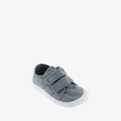 Sapato infantil cinzento com duas tiras de velcro e sola branca
