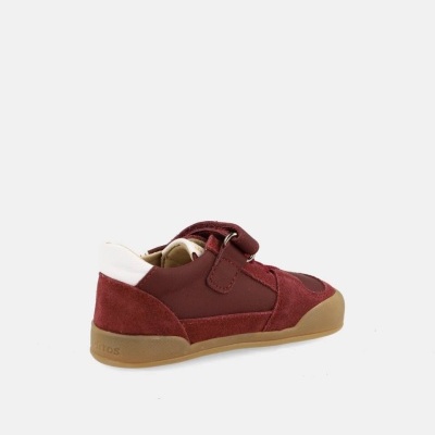 ténis infantil vermelho com sola castanha e fecho em velcro