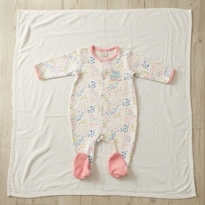 Pijama de bebé com padrão colorido e texto BOU BOU