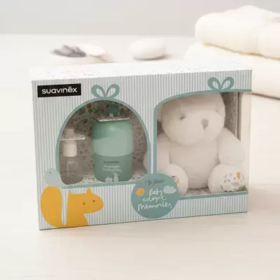 Caixa de presente para bebé Suavinex com garrafa verde, frasco transparente e urso de peluche branco