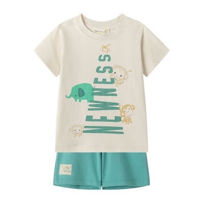 Conjunto infantil com t-shirt creme e calções verdes com estampado de animais e texto
