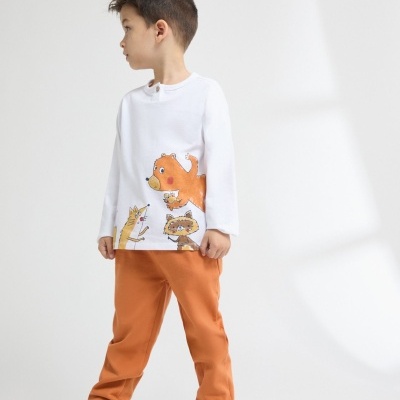 Criança com roupa casual colorida em fundo branco