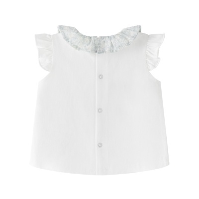 Blusa branca de bebé com gola floral azul e mangas com folhos