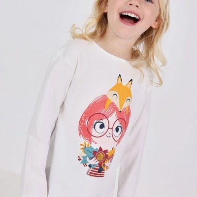 Camisola branca de criança com estampa colorida de menina e raposa.