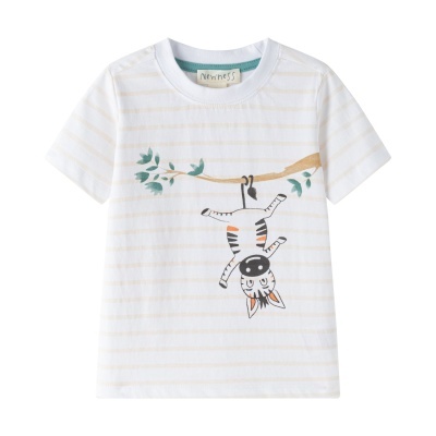 T-shirt branca com estampa de zebra e riscas finas bege