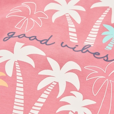 Tecido rosa com padrão de palmeiras e texto azul good vibes