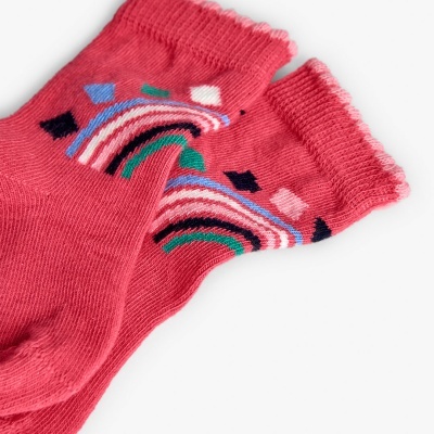 Meias cor-de-rosa com desenho de arco-íris e triângulos coloridos