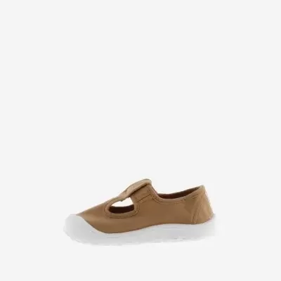 Sapato infantil castanho com sola branca e fecho de velcro