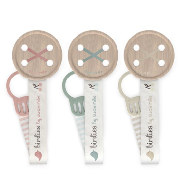 Três presilhas para chupeta com base circular de madeira e fita branca com texto