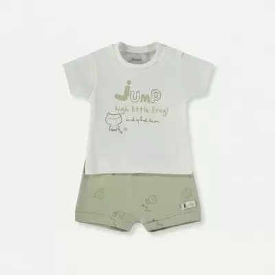Conjunto de bebé com t-shirt branca com texto e calções verdes claros com padrão