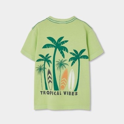 T-shirt infantil verde claro com estampa de palmeiras e pranchas de surf e texto tropical vibes