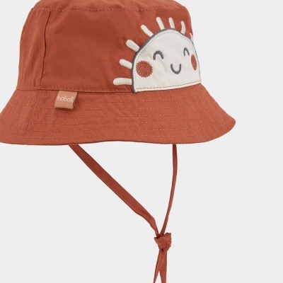 Chapéu infantil cor tijolo com bordado de sol sorridente e fitas para amarrar