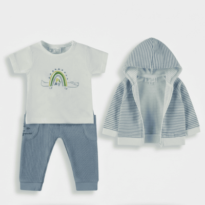 Conjunto roupa bebé com t-shirt branca estampada, calças azuis e casaco às riscas azuis e brancas com capuz.