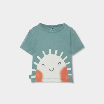 T-shirt infantil azul-esverdeada com estampa de sol sorridente