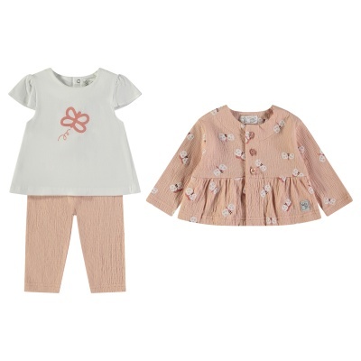 Conjunto de roupa de bebé com túnica branca, calças e casaco rosa com padrão de borboletas.