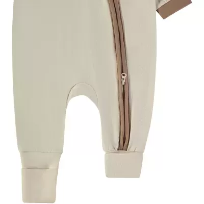 Macacão de bebé creme com fecho taupe