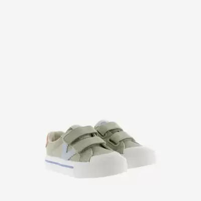 Sapatilhas infantis verdes com fecho de velcro e sola branca