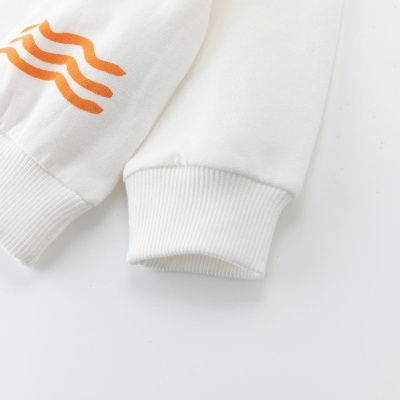 Manguitos brancos com padrão laranja e punhos elásticos